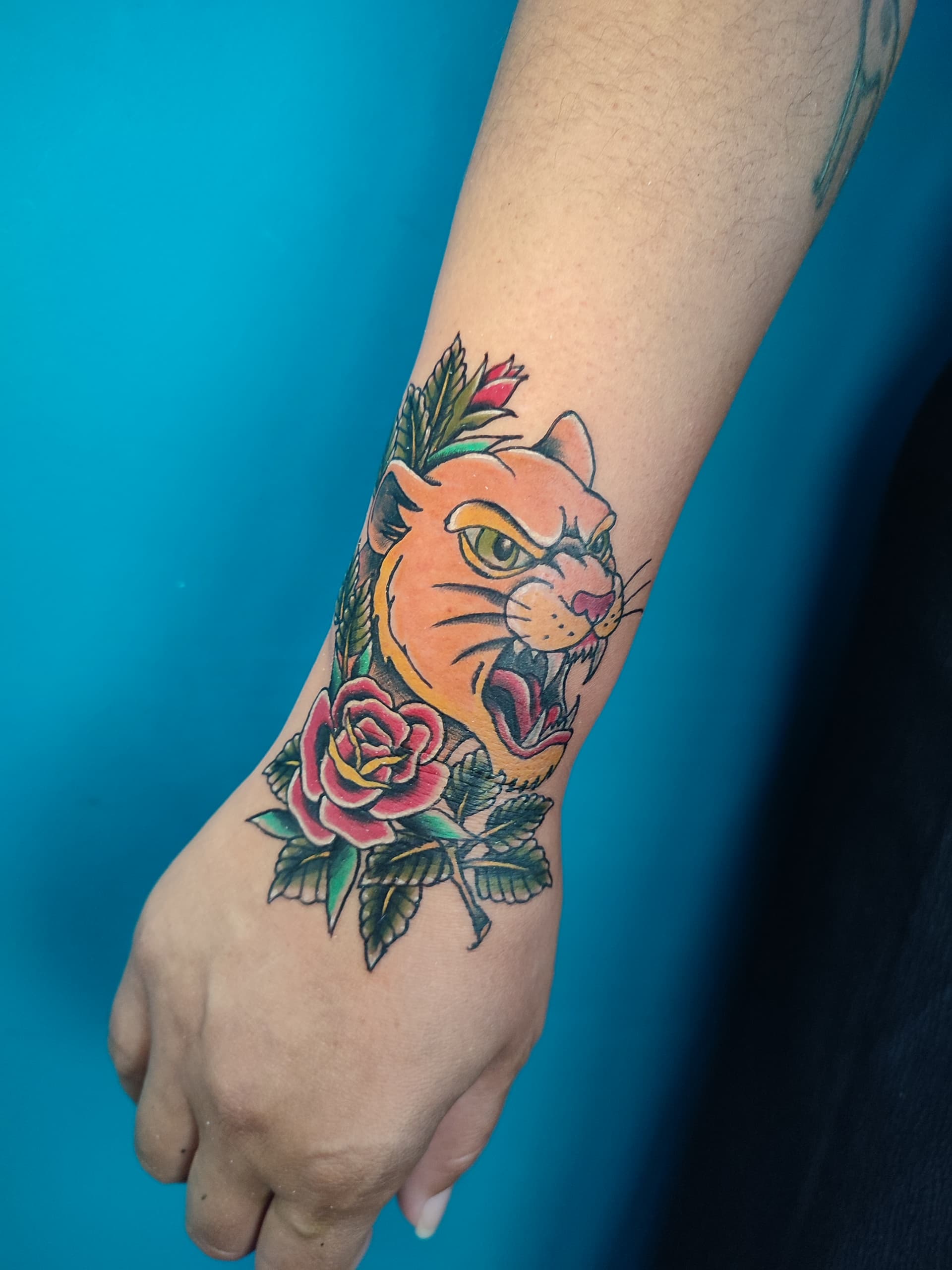 Tigre con rosa