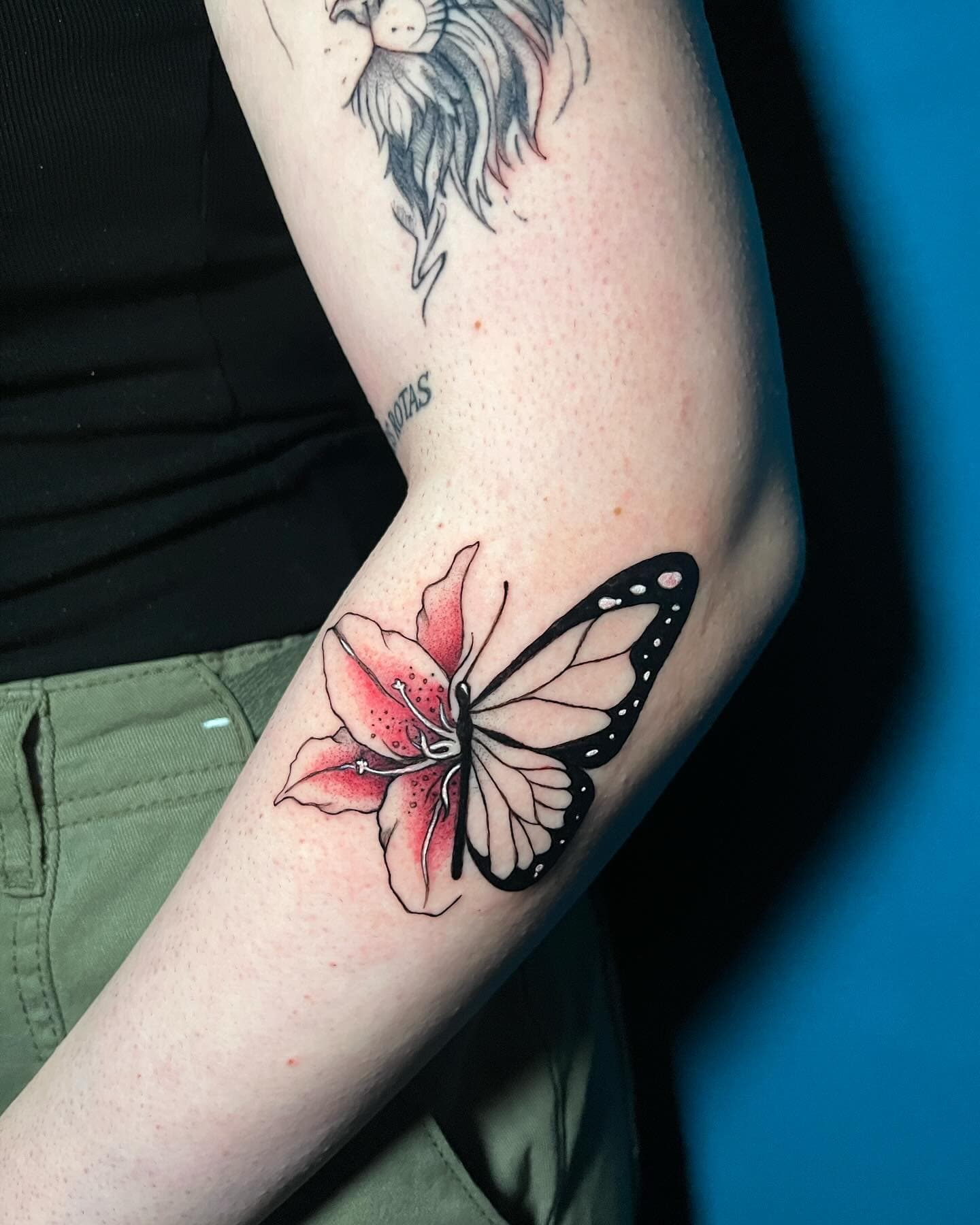 Mariposa con flor