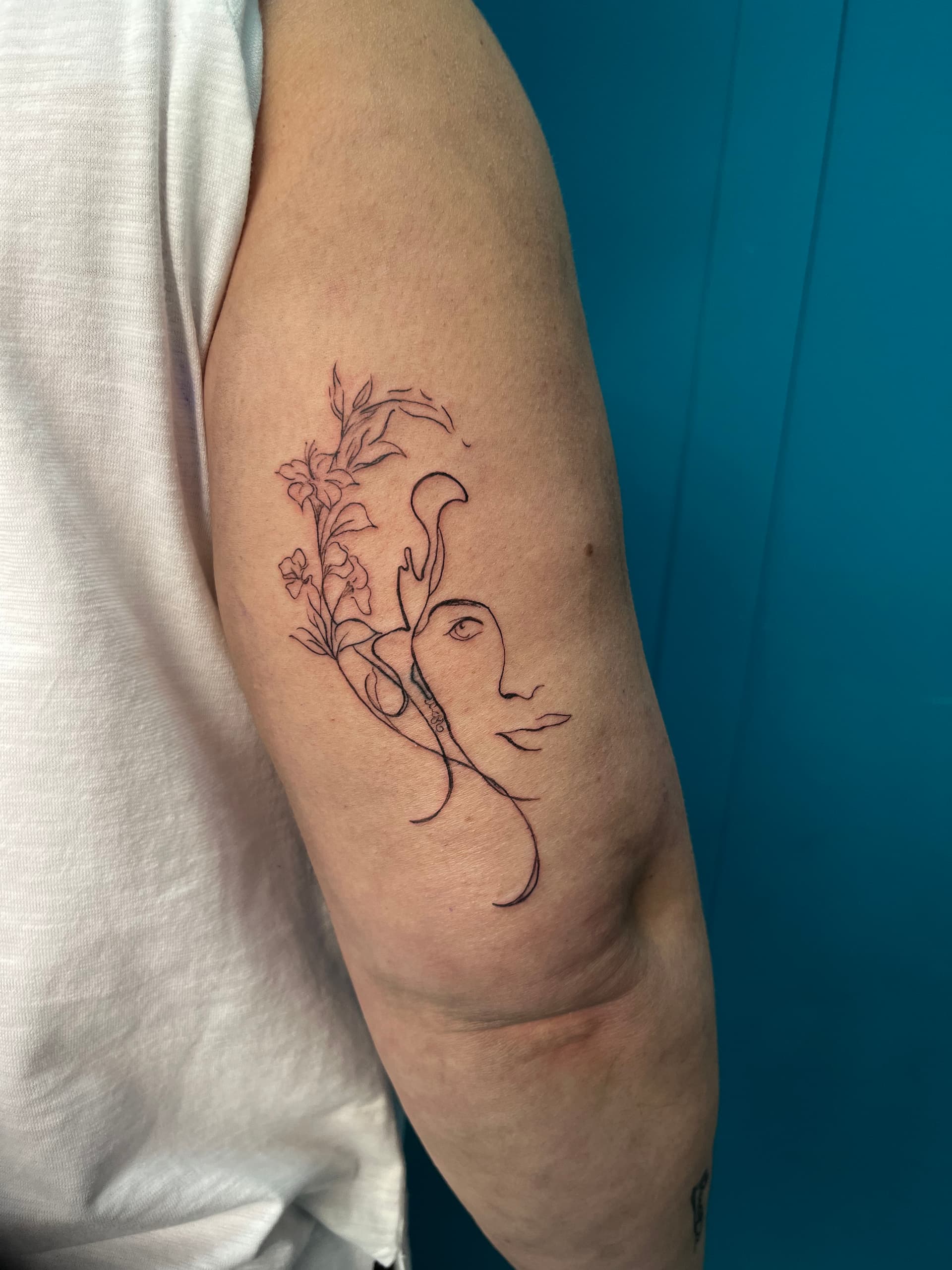 Rostro con flores