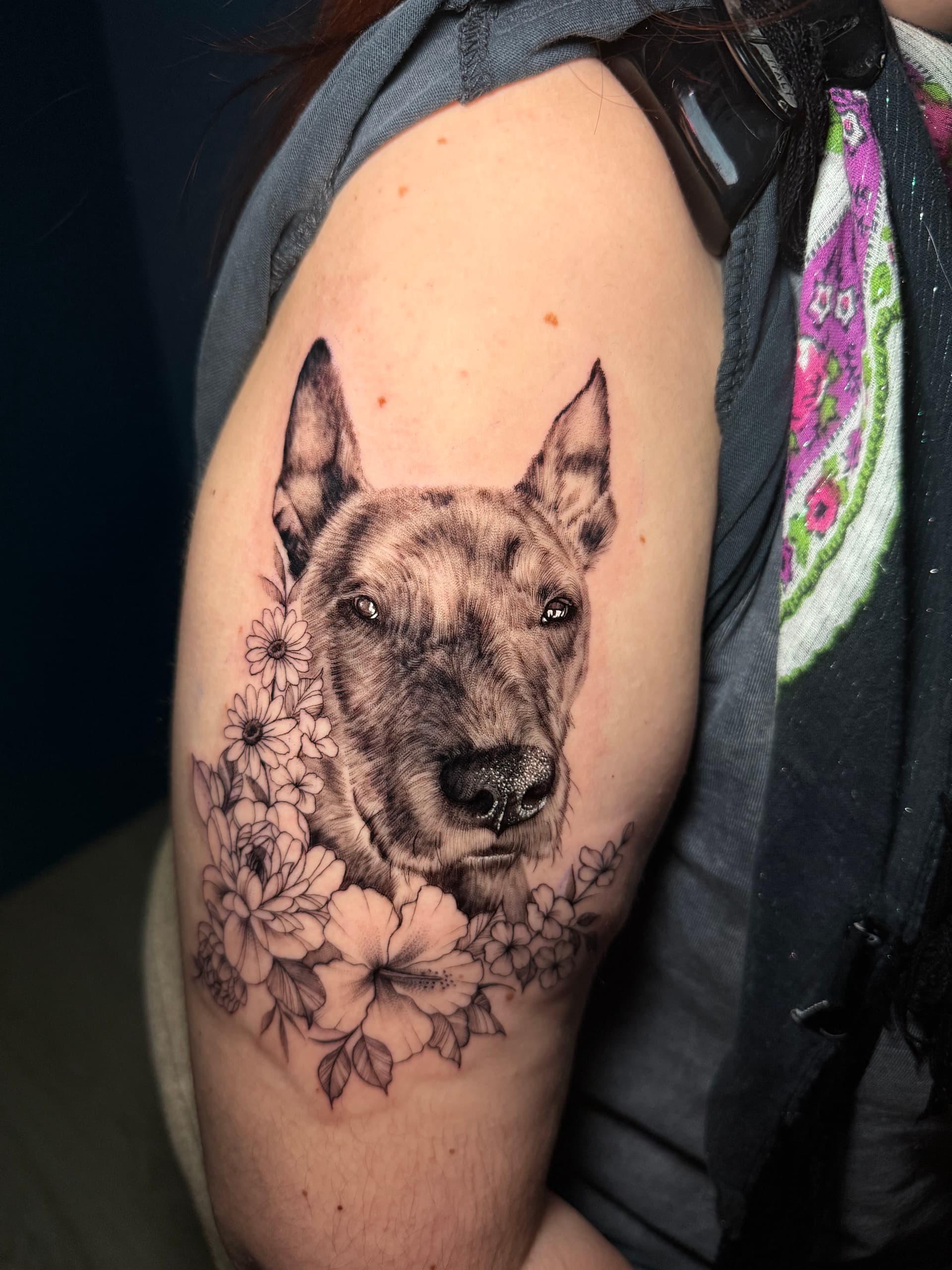 Perro con flores