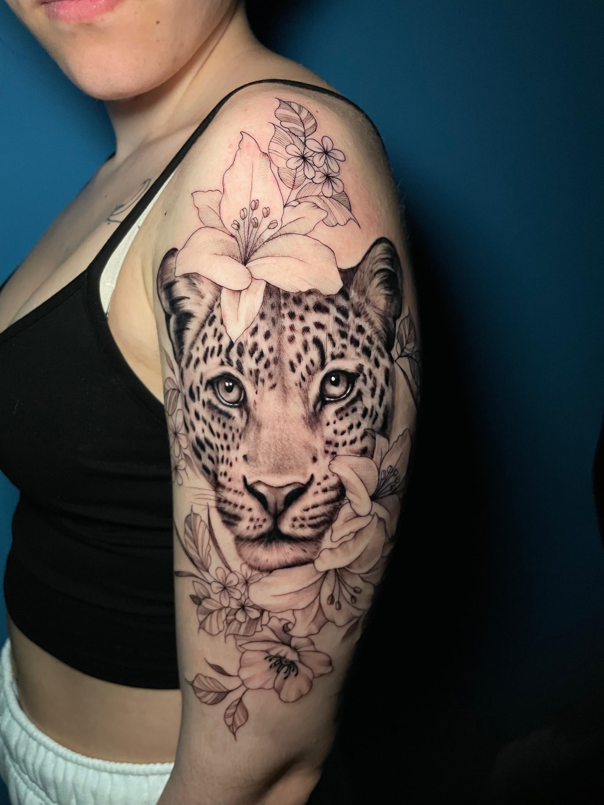 Leopardo con flores