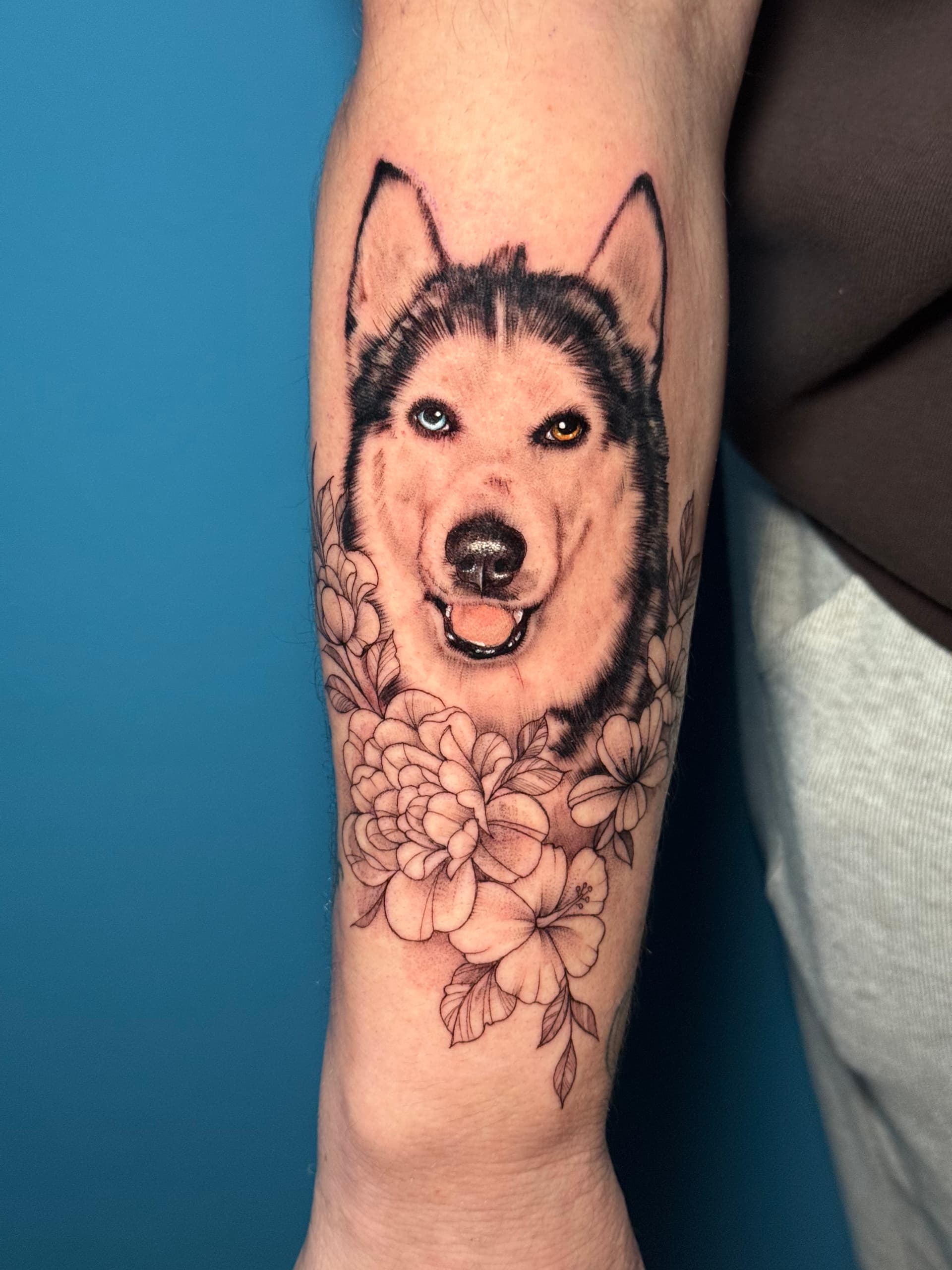 Husky con flores